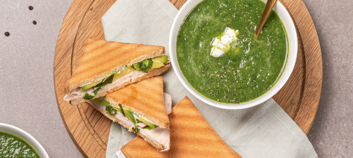 Endivien-Zucchini-Suppe mit Toast mit Ziegenkäse
