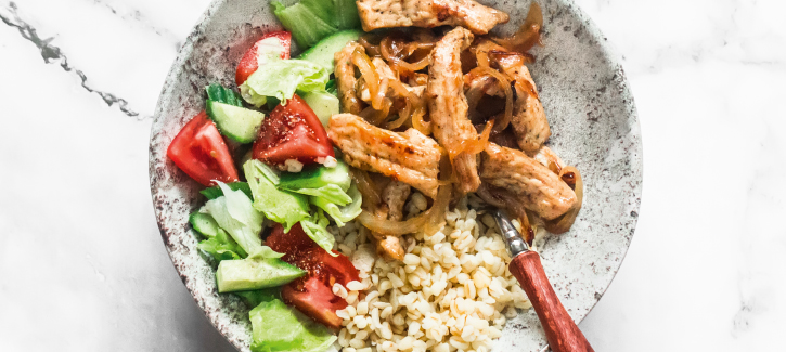 Reis mit Hähnchen und Salat