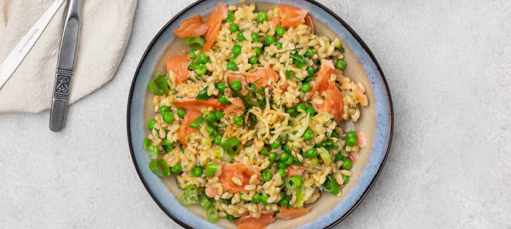 Risoni mit Räucherlachs, Erbsen und Dill