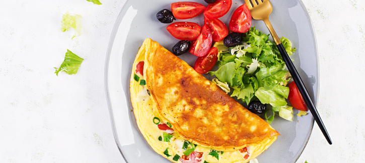 Omelett mit Tomate und schwarzen Oliven