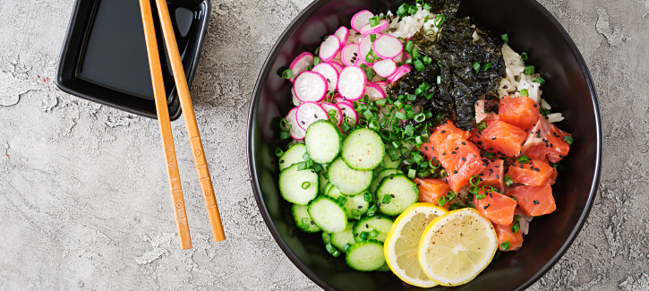 Sushi Bowl mit frischem Lachs und Nori