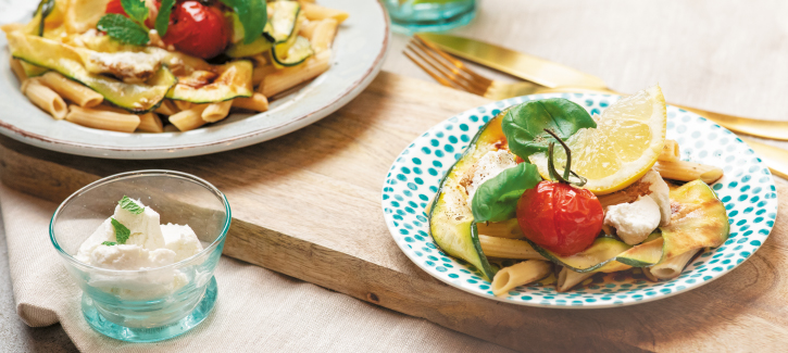 Nudelsalat mit Ziegenkäse und gegrillter Zucchini