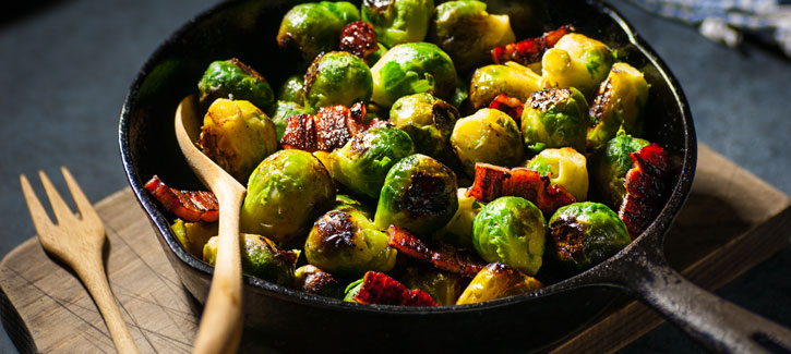 Rosenkohl mit gebratenen Schinkenstreifen