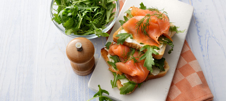 Toast mit geräuchertem Lachs
