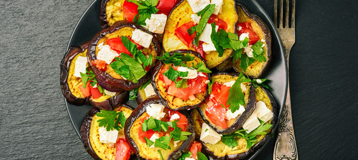 Gegrillte Aubergine mit Ziegenkäse und Tomate