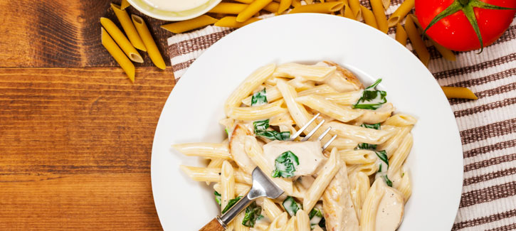 Pasta Alfredo mit Hähnchen und gedämpftem Spinat