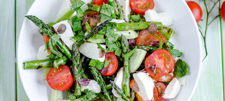Spargelsalat mit Mozzarella und Tomate