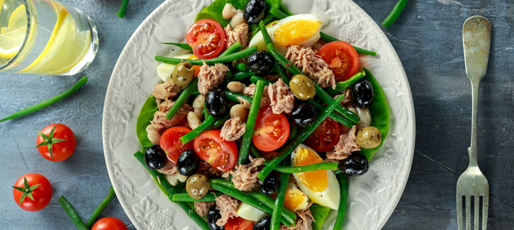 Frischer Thunfischsalat mit Ei, Tomate und grünen Bohnen