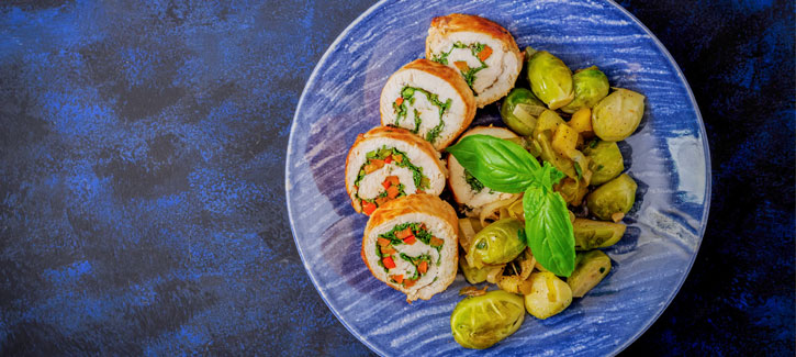 Gefülltes Hähnchen mit Spinat und geschmortem Rosenkohl
