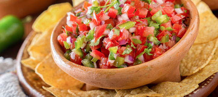 Käse-Tortilla-Chips mit Pico de Gallo