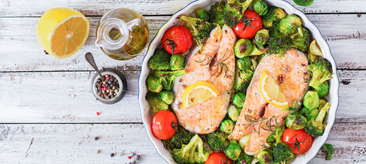 Frischer Lachs mit Rosenkohl, Brokkoli und Tomate aus dem Ofen