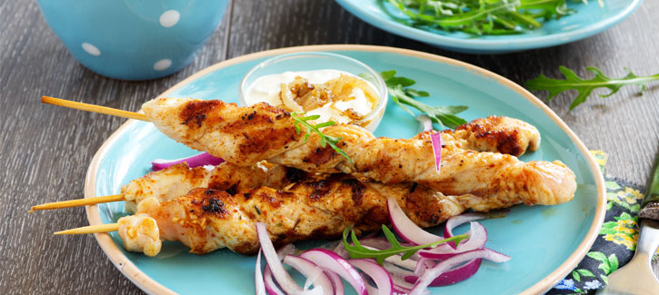Würzige Hähnchenspiesse mit Salat