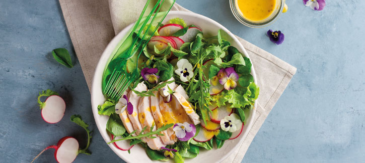 Salat mit geräuchertem Hähnchen und Radieschen