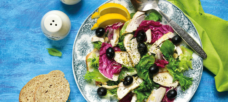 Salat mit geräuchertem Hähnchen und Oliven