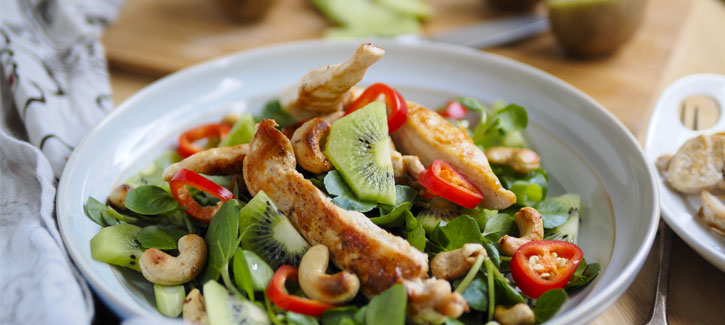 Salat mit Hähnchen, Kiwi und Cashewnüssen