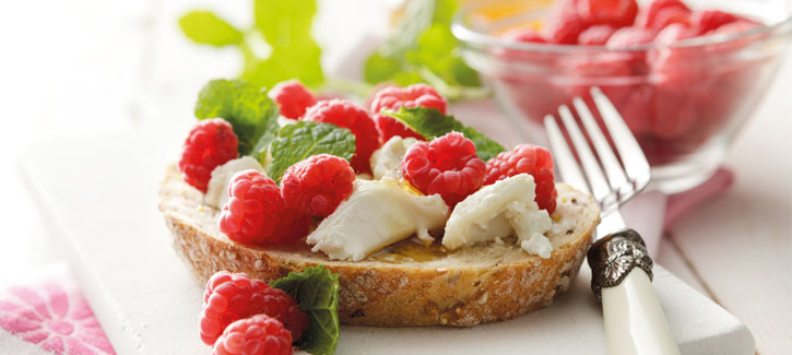 Vollkornbrot mit Himbeeren