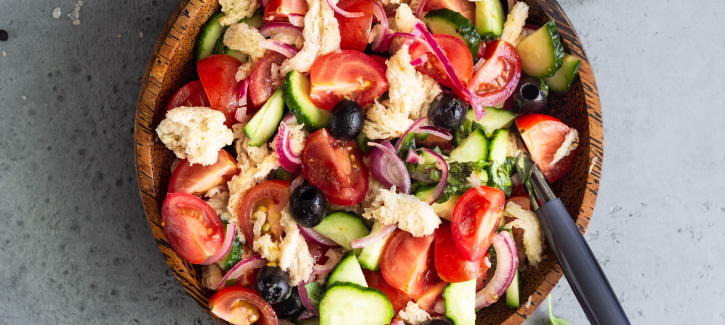 Panzanella mit schwarzen Oliven und Thunfisch