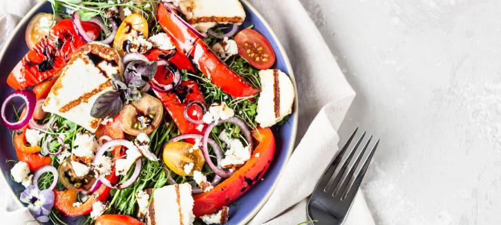 Salat mit gegrillter Paprika und Halloumi