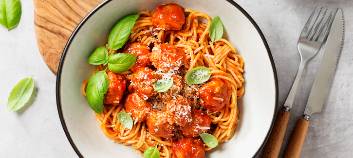 Spaghetti mit Tatarbällchen und Tomate