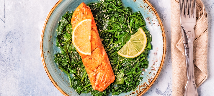 Lachs mit Spinat und Zitrone