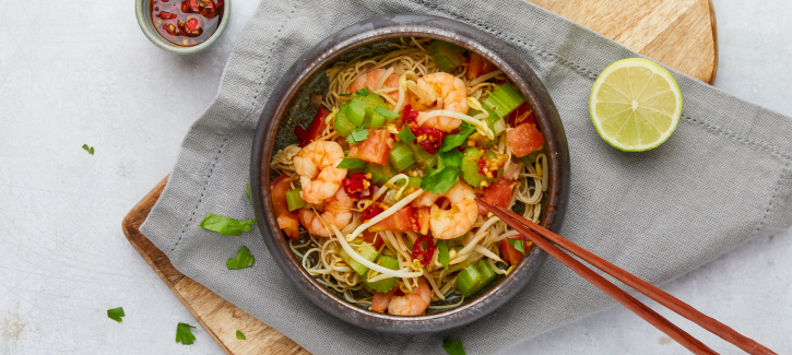 Thaiischer Nudelsalat mit Garnelen