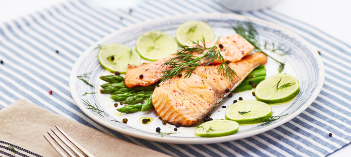 Spargel mit gebratenem Lachs
