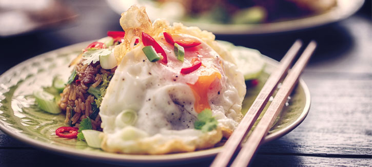 Würziger Nasi mit Spiegelei