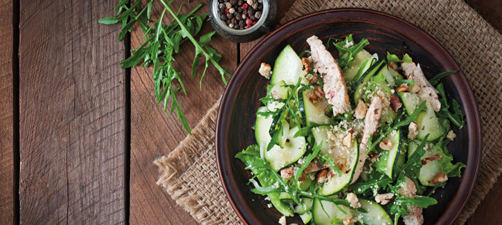 Lauwwarmer Salat mit Zucchini und Pute