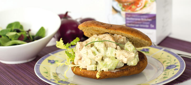 Mediterranes Brötchen mit Gurken-Hähnchensalat