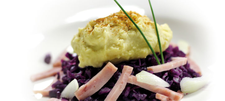 Kartoffelpüree mit Rotkohl und Schinken