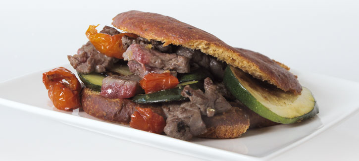 Mediterranes Brötchen mit Steakspitzen