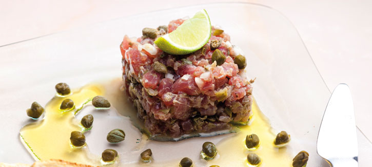 Thunfischtartar mit Kapern und Sojasoße