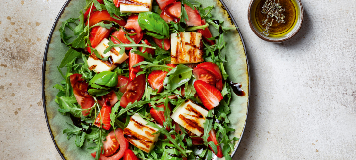Frischer Salat mit Erdbeeren und Halloumi