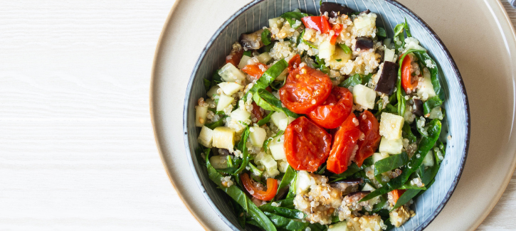 Quinoa mit gebratenen Tomaten und Spinat