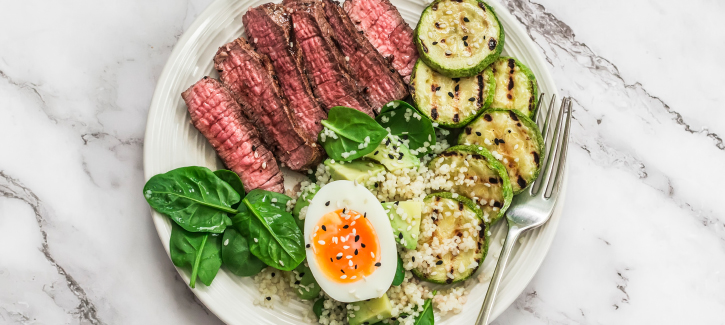 Steak mit Couscous und gegrillter Zucchini