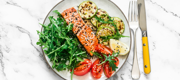 Lachsfilet mit Zucchini und Rucola