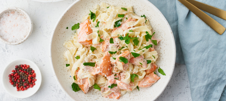Kohlrabi-Tagliatelle mit Lachs