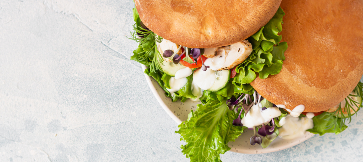 Mediterranes Brötchen mit geräuchertem Hähnchenfilet und Joghurtdressing