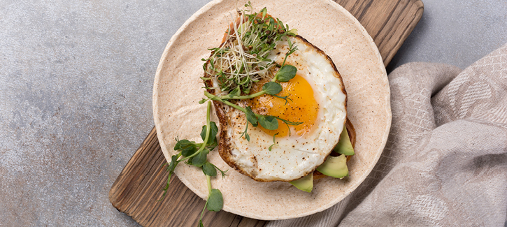 Toast mit Avocado und Spiegelei