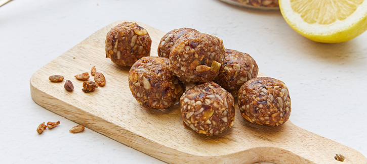 Granola-Dattel-Bällchen mit Zitrone