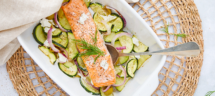 Griechisches Traybake mit Lachs und Zucchini
