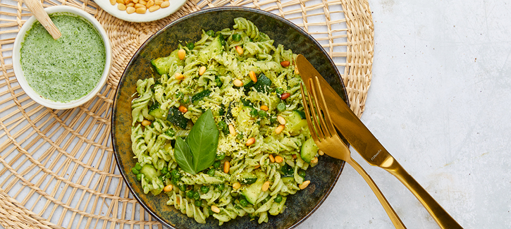 Grüne Pasta mit Zitronenzeste und Pinienkernen