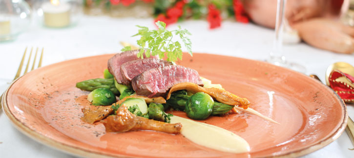 Hirschkalbsteak mit grünem Gemüse, Kartoffelpüree und cremiger Pilzsoße