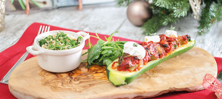 Überbackene Zucchini gefüllt mit Reis und provenzalischer Ratatouille