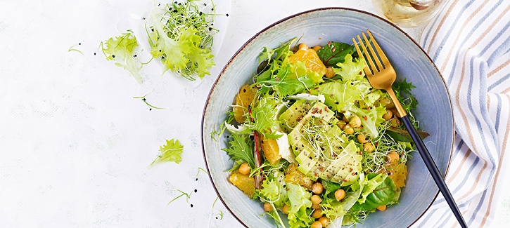 Frisch-süßer Salat mit Orange und Avocado