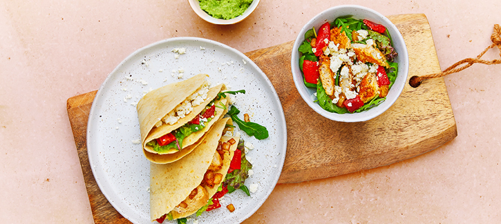 Mexikanischer Wrap mit Hähnchen, gegrillter Paprika und Crème fraîche