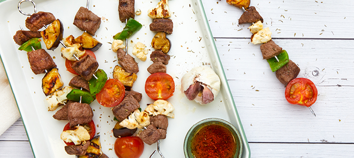 Würzige Steakspiesse mit buntem Gemüse