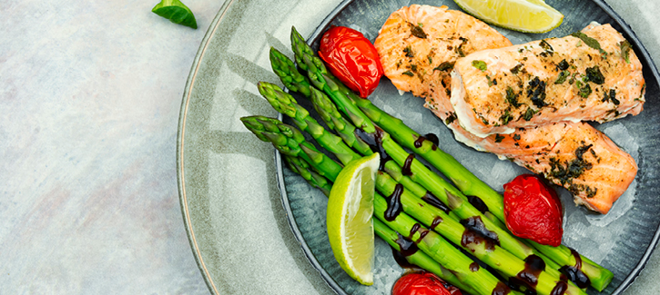 Lachs mit Spargel und gerösteten Tomaten