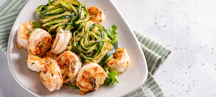 Zucchini-Nudeln mit Knoblauch-Limetten-Garnelen