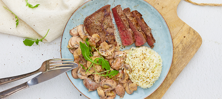 Steak mit Champignons und Blumenkohlreis